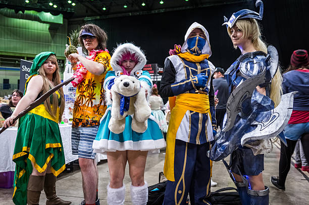 Groupe de cosplayers en costume lors d’un événement geek